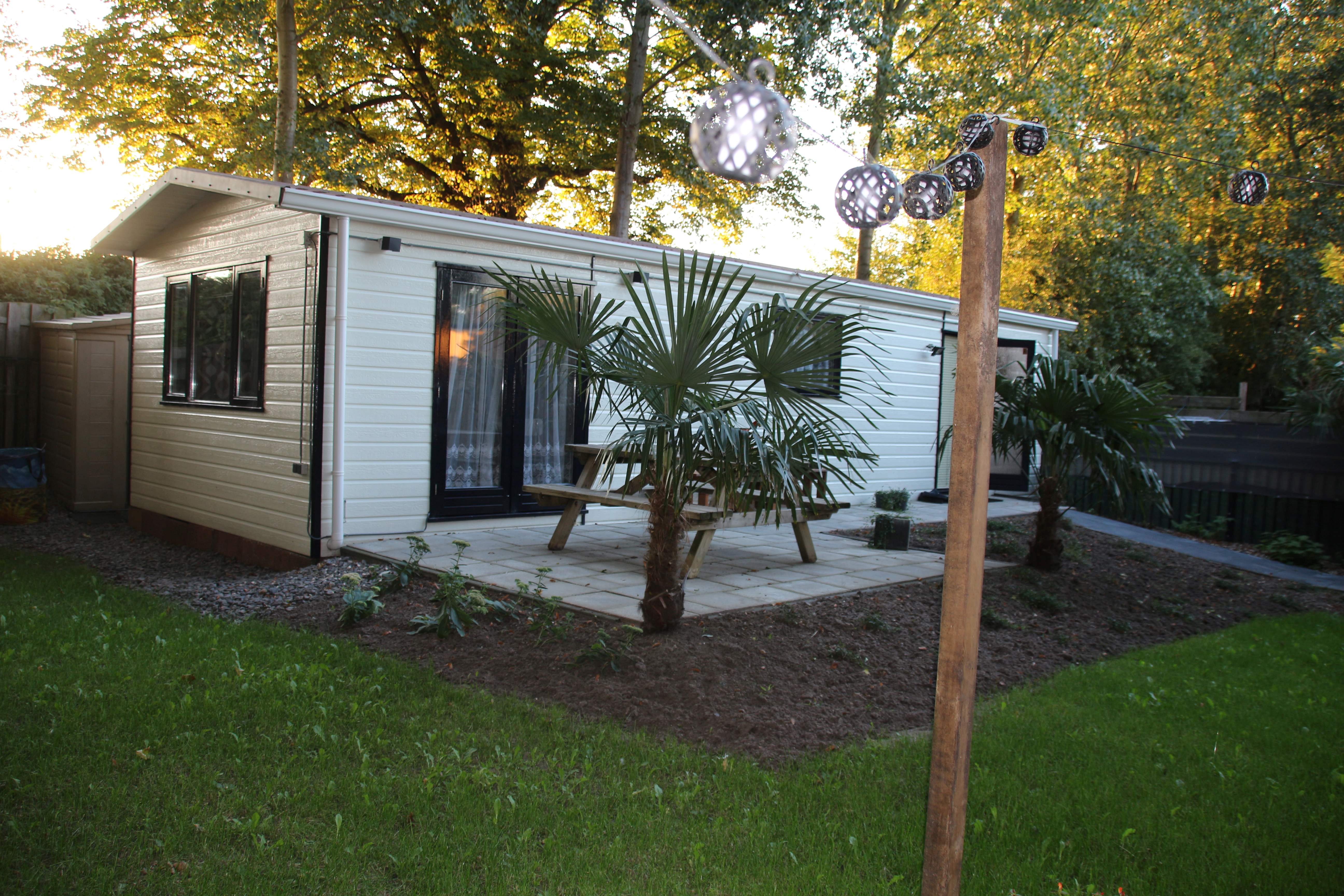 Chalet met inrichting in retrostijl en grote tuin aan de rand van de Zeeuwse polder